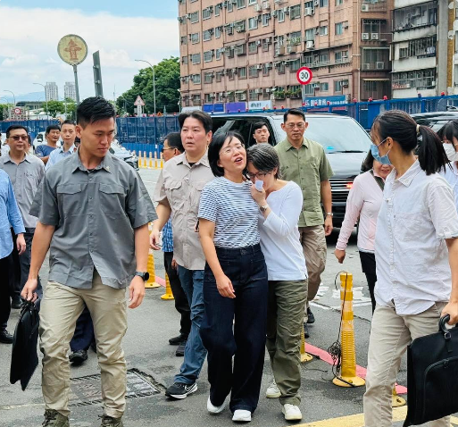 同行的蘇巧慧稍後在IG發文透露，一下車蕭美琴就問她：「妳投完沒？」隨即意識到蘇巧慧本區並未進行罷免投票，連忙拍她肩膀道歉：「歹勢歹勢，妳今天不用投！」   圖：翻攝自蘇巧慧IG