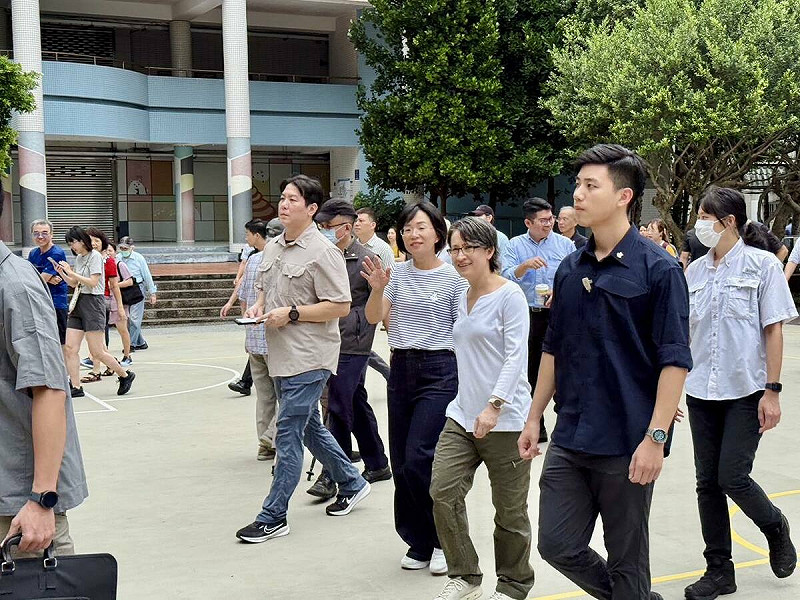 蘇巧慧在臉書上寫道：「一早陪同蕭美琴副總統完成投票！今天天氣不錯，大家把握時間，一起出門投票！」   圖：翻攝自蘇巧慧臉書