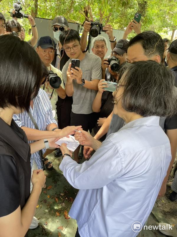 蔡英文幫民眾簽名。   圖：高逸帆／攝