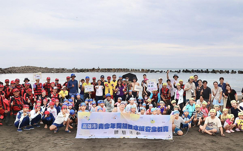 高雄市政府教育局延續第8年於暑期舉辦「高雄市青少年開放性水域體驗活動」。   圖：高雄市教育局/提供