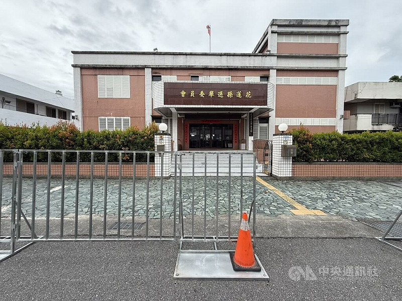 立委罷免案26日投票，花蓮豐山活動中心投票所選務人員以統計投票人數為由，將民眾印章蓋在另一張A4紙上，遭民眾質疑。花蓮縣選舉委員會（圖）表示，在白紙蓋章應是個人行為，已解除該名選務人員職務。   圖：張祈/攝