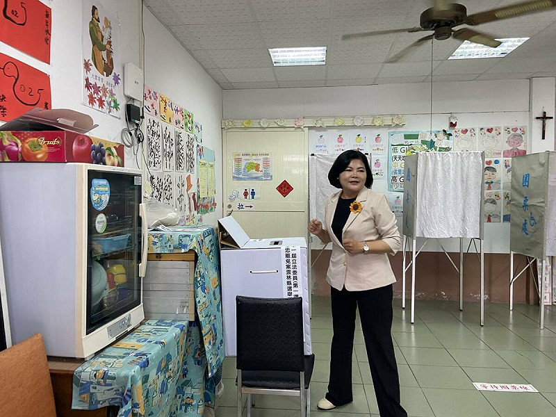 雲林縣長張麗善今（26）日在土庫老家進行投票，卻被指出違法在投票禁止宣傳期幫自家立委丁學忠拉票。   圖：翻攝自張麗善臉書
