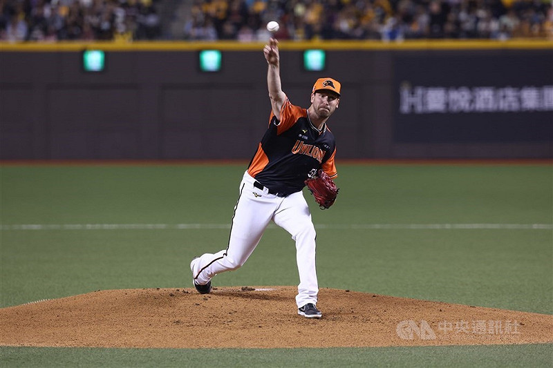 中職統一7-ELEVEn獅隊洋投布雷克（Brock Dykxhoorn）臨時接到任務扛27日先發，他說，這麼臨時接到任務是首次，但狀況不錯。（中央社檔案照片）   