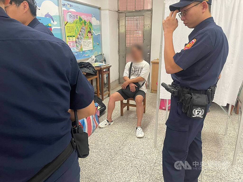 新北市三芝區59歲李姓男子（中）26日在三芝國中疑因誤蓋欄位而將罷免票撕毀，警方表示，經選監委員到場認定，確認李男已違反公職人員選舉罷免法規定，後續將依規定辦理。（翻攝畫面）中央社記者趙敏雅傳真　114年7月26日   