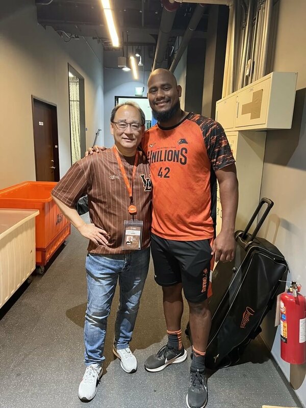 中華職棒統一7-ELEVEn獅隊洋投梅賽斯（Cristopher Mercedes）（右）被韓職簽走，領隊蘇泰安（左）表示，賽前有跟梅賽斯碰面表達謝意，獅隊上半季奪冠梅賽斯的貢獻很大。（蘇泰安提供）中央社記者謝靜雯傳真  114年7月26日   