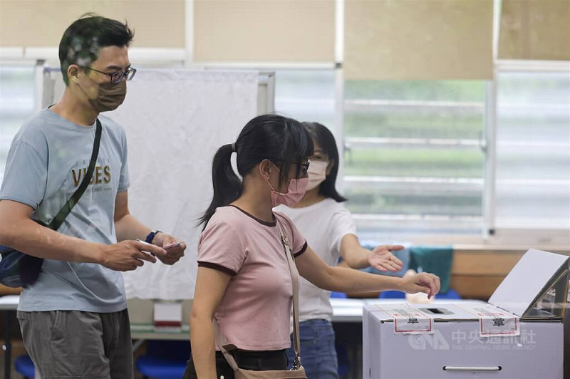 立委罷免案投票日，不少民眾26日早起投票，陸續到台北市三民國中投開票所完成投票。中央社記者裴禛攝　114年7月26日   