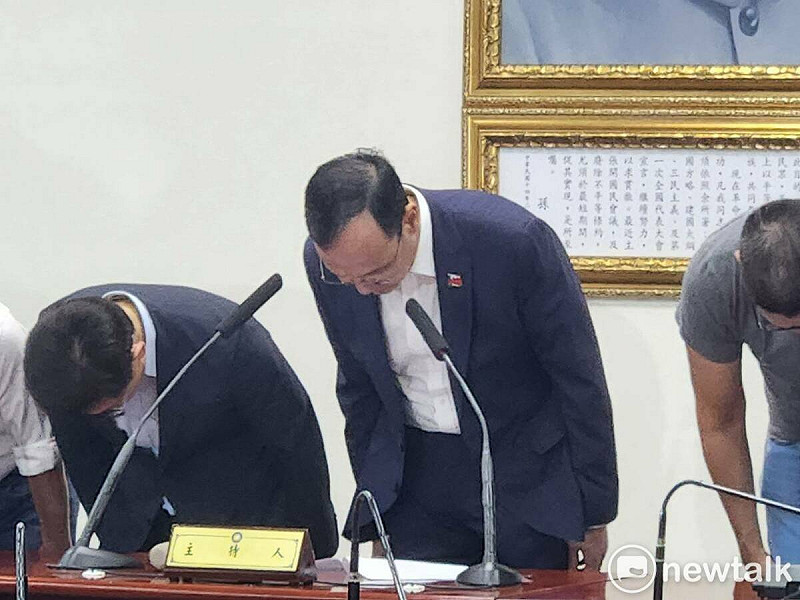 國民黨主席朱立倫率副主席連勝文、秘書長黃健庭、台北市黨部主委戴錫欽等人現身國民黨中央，向台灣人民鞠躬道謝。   圖：黃建豪/攝