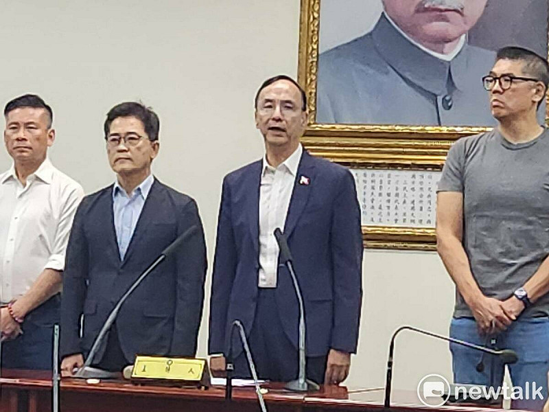 國民黨主席朱立倫率副主席連勝文、秘書長黃健庭、台北市黨部主委戴錫欽等人現身國民黨中央，向台灣人民鞠躬道謝。   圖：黃建豪/攝