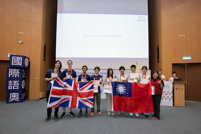 團體賽臺灣銀牌隊伍與英國隊合照- 由左至右：鍾帛沂、于昂軒、張尹碩、馮于寧。 圖:台灣大學提供