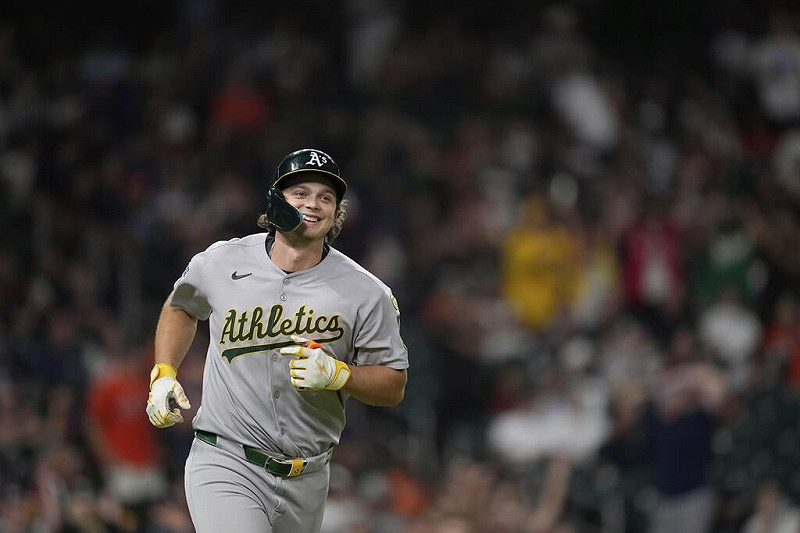 MLB運動家隊柯茲25日敲出4支全壘打，成為大聯盟史上首位單場扛出4轟的新秀。（美聯社）   