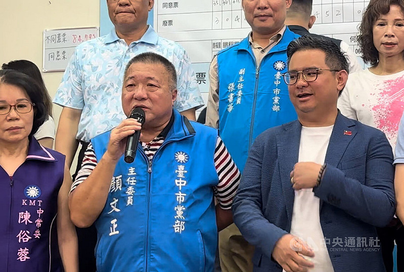 國民黨台中市黨部主委顏文正（前右2）與黨籍立委黃健豪（前右）等人26日晚間出面感謝選民支持，現場卻突被問及外傳台中市長盧秀燕不選黨主席一事，顏文正表示，根本沒聽說、空穴來風。   圖:中央社提供