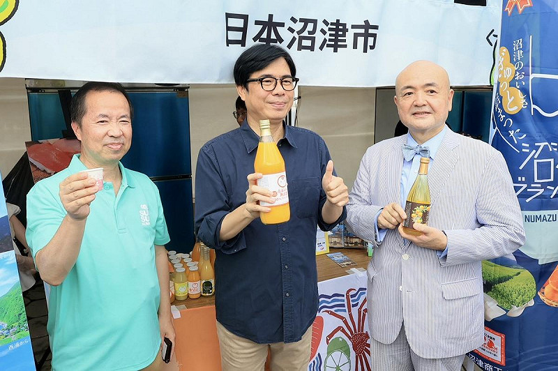 陳其邁(中)、片山和之(右)推廣台日農特產品。 圖:高雄市政府/提供