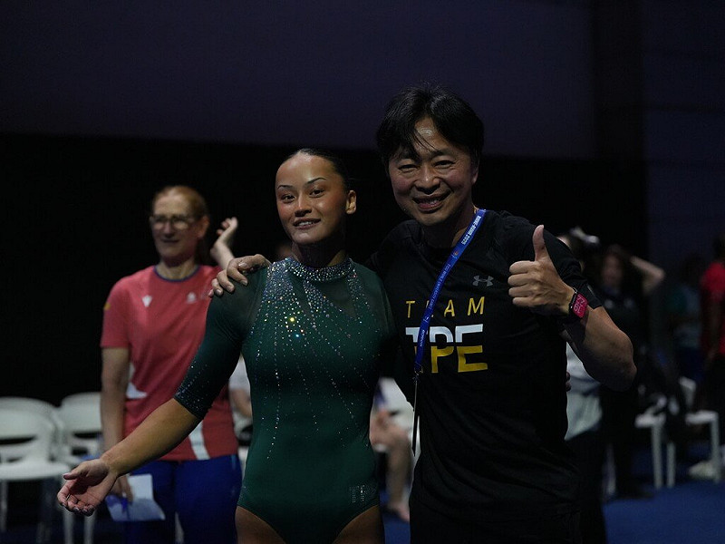 台灣、瑞典混血的體操女孩陳瑞安(左),27日在德國世大運女子競技體操的平衡木決賽鍍銀,開心的和教練鄭焜杰(右)擁抱慶祝。 圖/大專體總提供