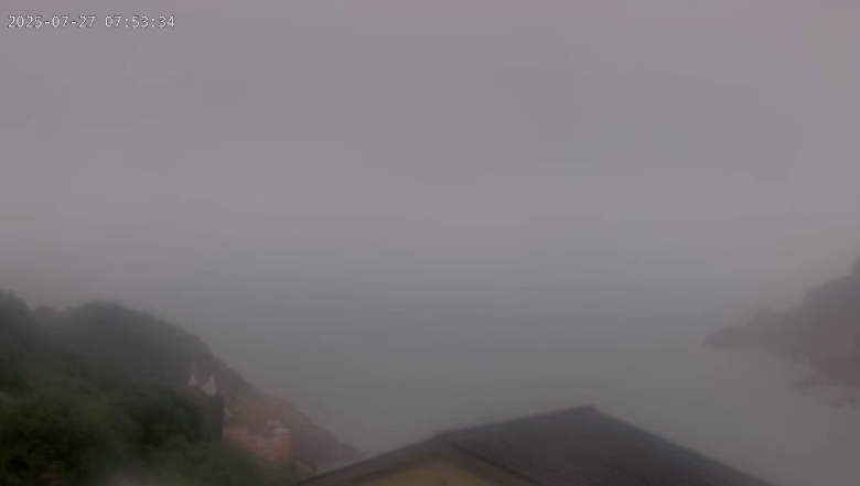 馬祖地區大雨影響航班起降。   圖/截取自連江縣議會頂樓直播北竿