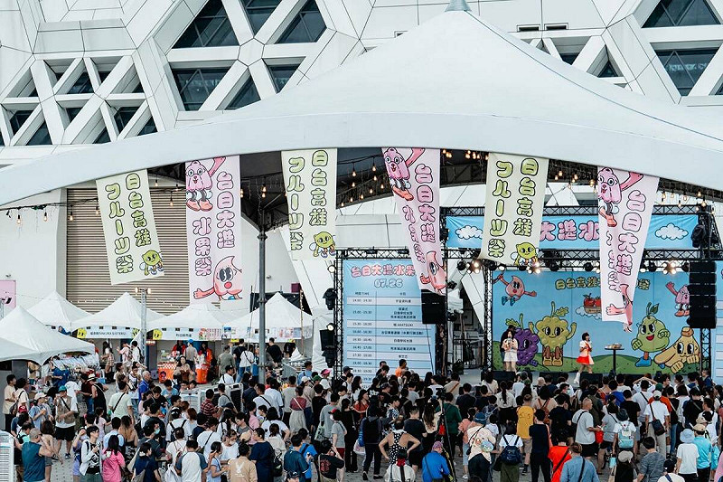 2025台日大港水果祭首日吸引超過4.5萬人熱情體驗夏日水果盛會。   圖：高雄市行國處/提供