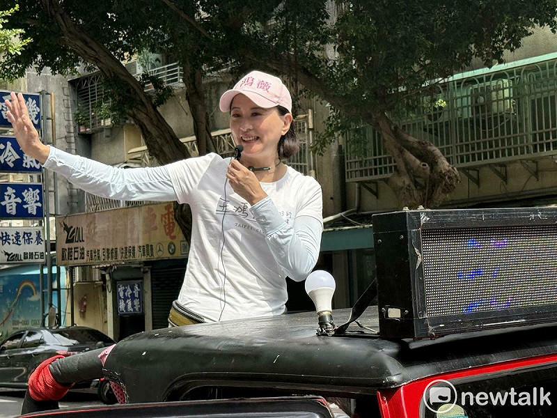 國民黨立委王鴻薇挺過罷免危機，今天一早啟動車掃謝票。   圖：周煊惠 / 攝