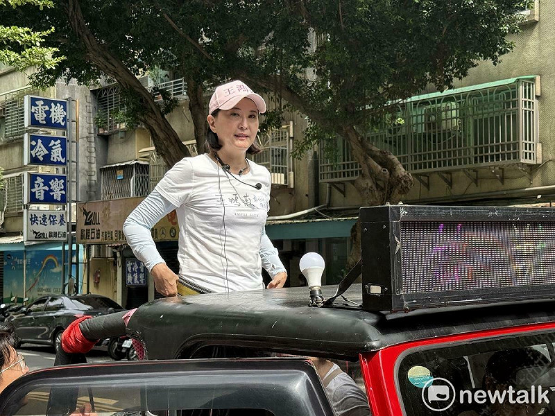 國民黨立委王鴻薇挺過罷免危機,今天一早啟動車掃謝票。 圖:周煊惠 / 攝