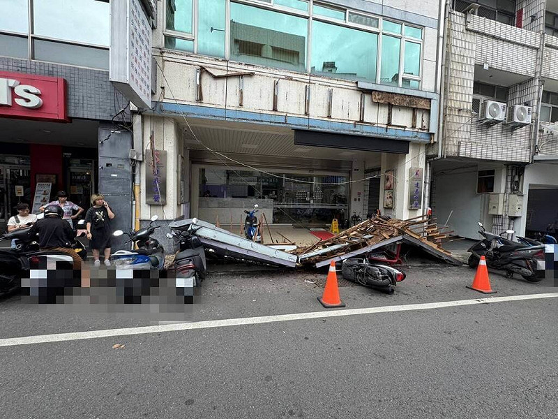 台中市太平區一家中醫診所於26日發生招牌因不明原因鬆脫掉落事件，導致下方6輛機車受損，所幸無人受傷。（民眾提供）中央社記者趙麗妍傳真  114年7月27日   