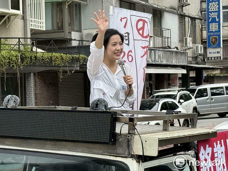 國民黨立委徐巧芯順利挺過罷免危機,27日啟動車掃謝票。 圖:周煊惠 / 攝 國民黨立委徐巧芯順利挺過罷免危機,27日啟動車掃謝票。 圖:周煊惠 / 攝