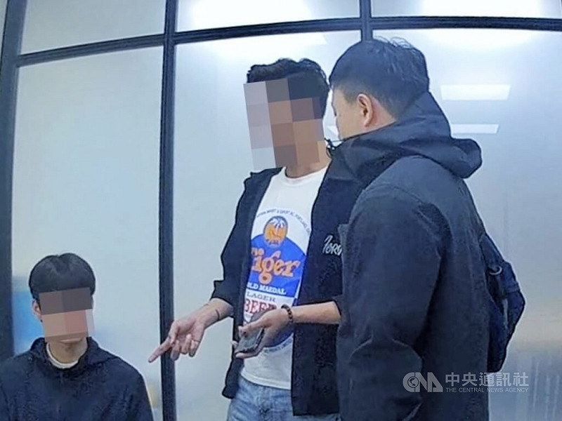 桃園市警局桃園分局表示，景福派出所員警在追查詐欺案件時，發現一名多次犯案車手竟是越南籍移工高姓男子（左1），利用求職期間協助領取贓款，警方循線追查將高男緝獲到案，並移請偵辦。（翻攝照片）中央社記者吳睿騏桃園傳真　114年7月27日   