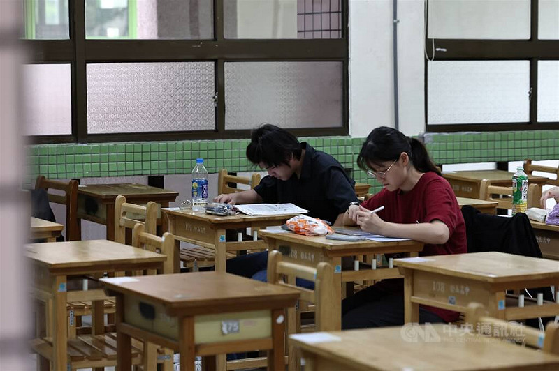 圖為114年分科測驗，考生在座位上做最後衝刺。（中央社檔案照片）    