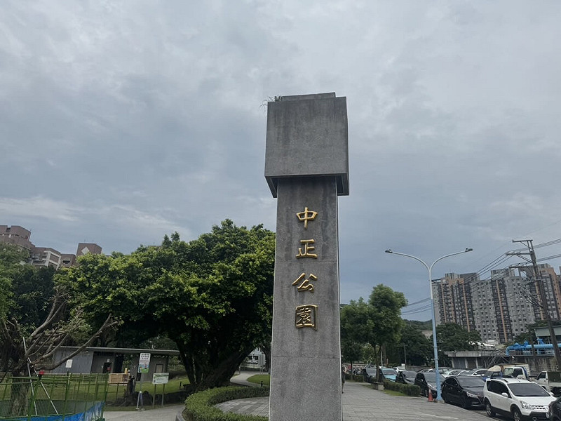 桃園市龜山警分局27日表示，26日晚間6時50分許，自強北路中正公園內發生一起酒醉男子隨機毆打孩童案，警方獲報立即趕抵現場與熱心民眾壓制逮捕犯嫌。（桃園市警局龜山分局提供）中央社記者吳睿騏桃園傳真　114年7月27日   