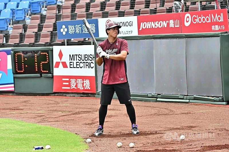 中華職棒樂天桃猿隊野手林立（圖）本季因腳傷影響出賽，桃猿隊27日在主場樂天桃園棒球場迎戰台鋼雄鷹隊，林立也隨隊練球，讓教練團確認狀況。中央社記者謝靜雯攝　114年7月27日   