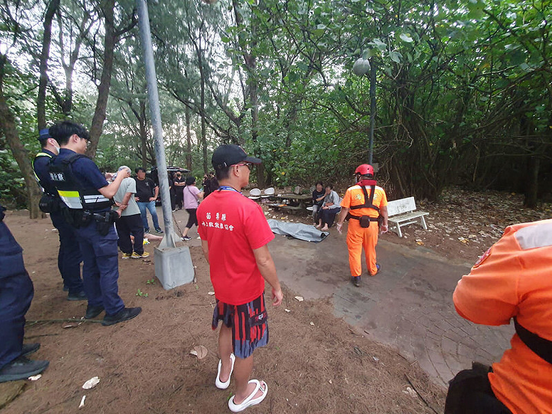 15歲吳姓男學生26日到苗栗縣竹南鎮一處沙灘戲水時，不慎遭海浪捲走失蹤。空勤總隊直升機27日執行沿岸搜索勤務，下午在崎頂海水浴場、距岸約400公尺處海面尋獲遺體，並吊掛上岸。（民眾提供）中央社記者魯鋼駿傳真　114年7月27日   