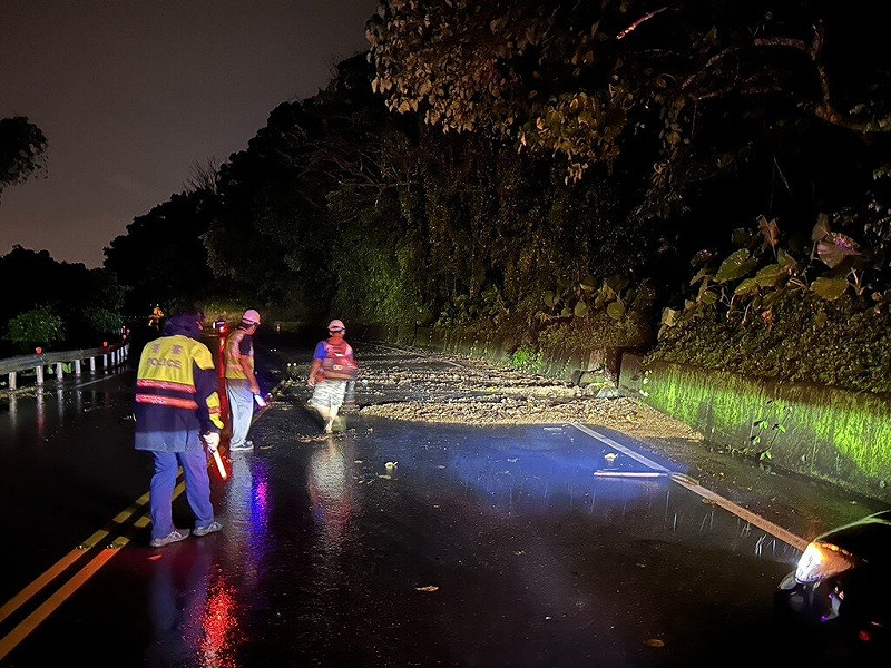 受到低壓帶影響，宜蘭縣頭城鎮27日晚間下起大雨，造成北宜公路68公里處邊坡土石崩落（圖）。（讀者提供）中央社記者王朝鈺傳真　114年7月28日   圖：中央社提供