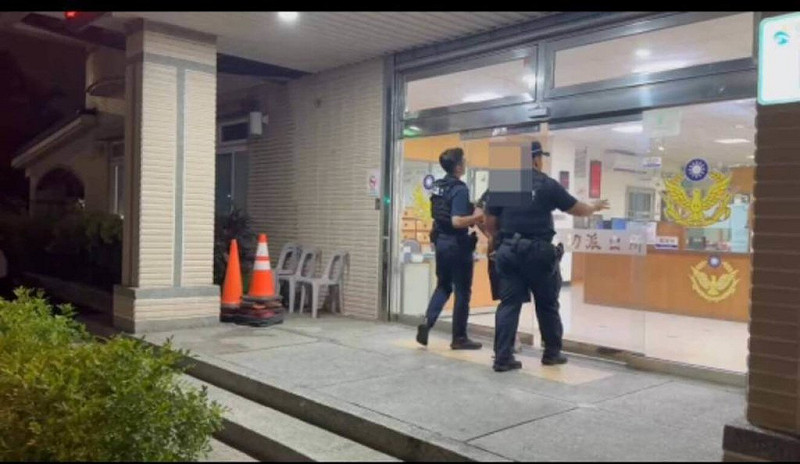 34歲陳姓男子與34歲周姓同事疑在工作上不合，雙方28日凌晨酒後發生口角糾紛，陳男持藍波刀傷害周男，訊後遭依殺人未遂、恐嚇等罪嫌函送高雄地檢署偵辦。（高雄市警察局鳳山分局提供）中央社記者張已亷傳真　114年7月28日   