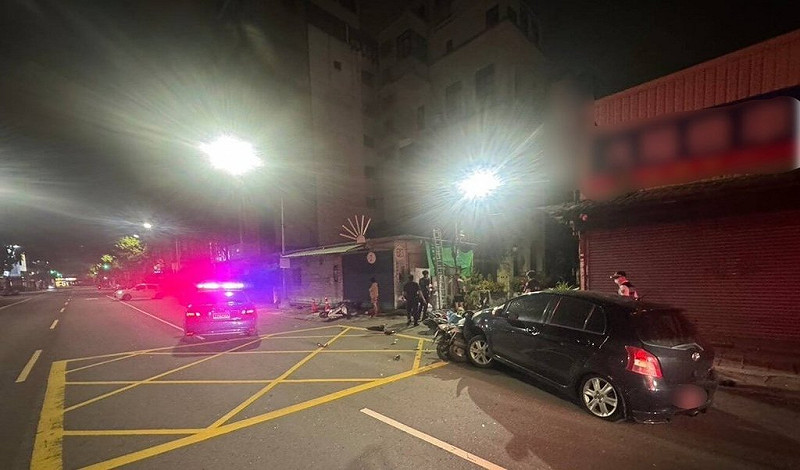 48歲許姓男子28日凌晨涉酒後開車，行經高雄市三民區時，車輛向右偏移擦撞停放路邊6輛機車，幸無人受傷，警方將許男以現行犯逮捕送辦。（高雄市警察局三民第二分局提供）中央社記者張已亷傳真　114年7月28日   