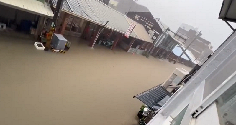 台南市後壁菁寮地區災情特別嚴重，不僅街道淹水，里內街道水深至少都會淹至大腿處，嚴重甚至達腰。   圖：翻攝自臉書「爆料公社」/影片來源：jiaxuan9290
