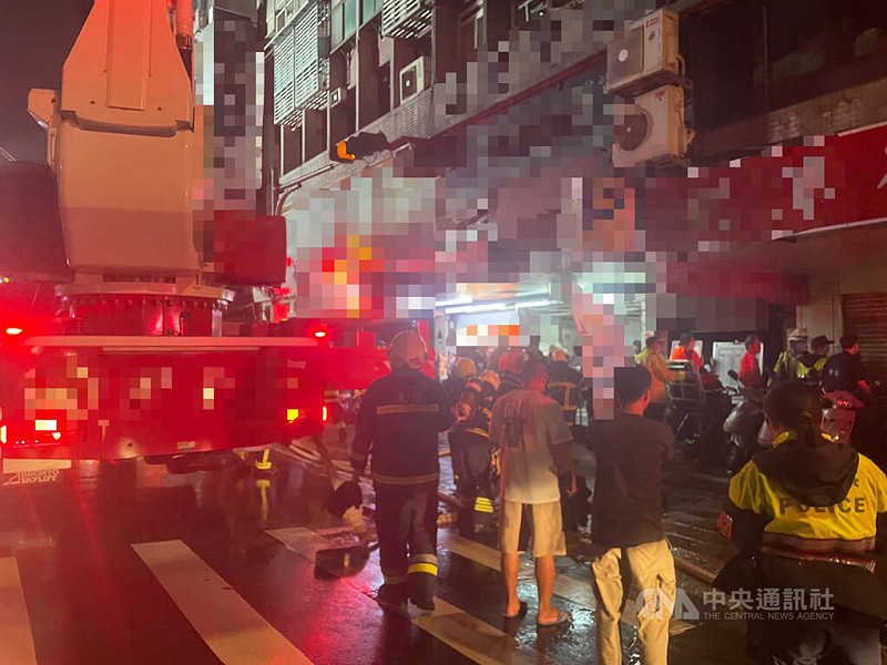 台北市大同區某棟大樓12樓27日晚間發生火警，警消獲報緊急出動人車救援，轄區警方現場發現有毒品紀錄的62歲胡姓男住戶涉嫌縱火，立即依現行犯將他逮捕。（翻攝照片）中央社記者黃麗芸傳真　114年7月28日   