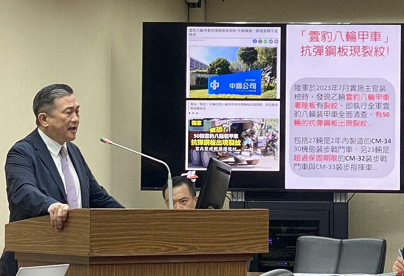 民進黨立委王定宇28日質詢雲豹甲車抗彈鋼板出現裂痕   圖：林朝億/攝