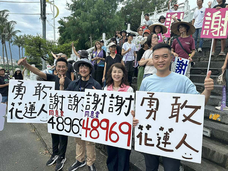 楊華美(左2)的「挺美小隊」展開謝票,民進黨縣議員張美慧(右2)、胡仁順(左1)、林則葹等人也到場。 圖:取自張美慧臉書