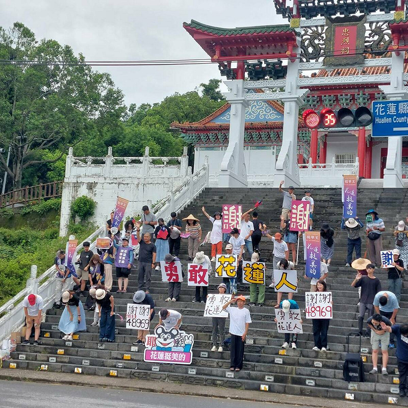 「挺美小隊鞠躬感謝4萬8969位勇敢的花蓮人。 圖:楊華美辦公室提供
