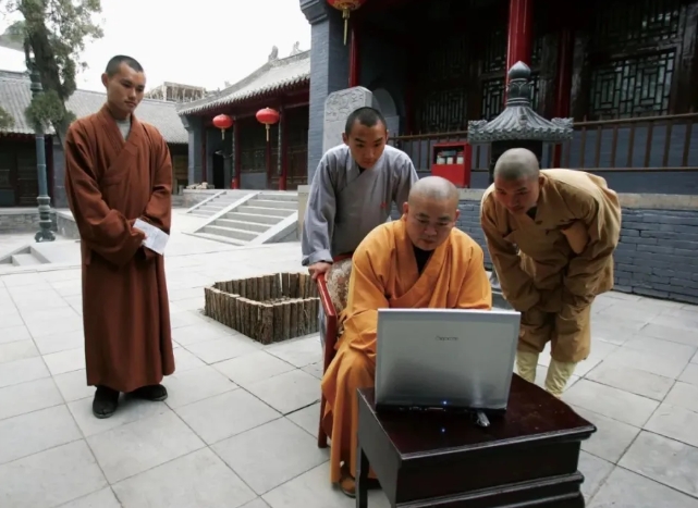 作為中國的首位MBA方丈,釋永信有敏銳的經營理念。 圖 : 翻攝自冷杉 Record 作為中國的首位MBA方丈,釋永信有敏銳的經營理念。 圖 : 翻攝自冷杉 Record