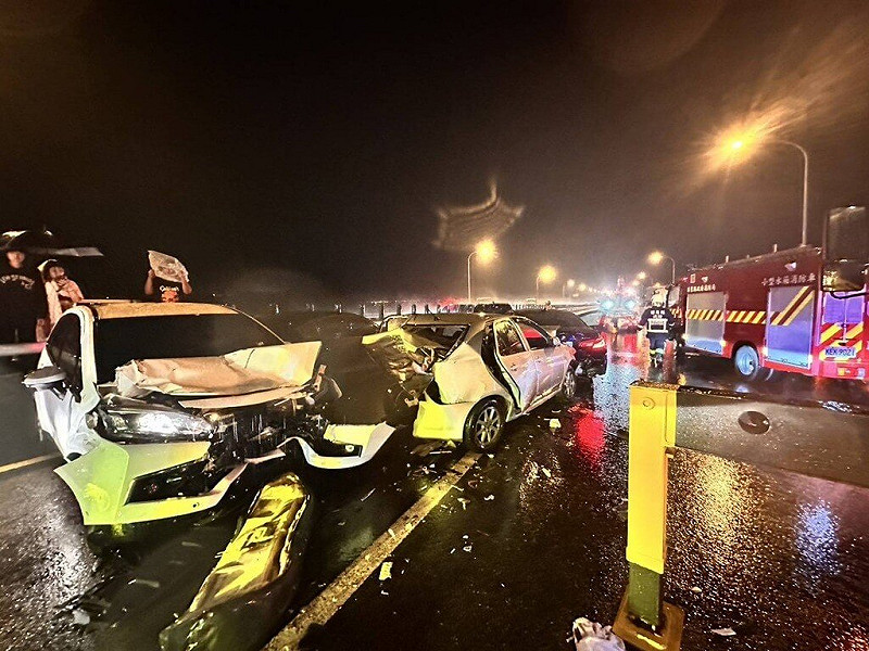 國道1號北上苗栗縣銅鑼路段27日深夜發生9車連環追撞事故，造成1人死亡、7人受傷。（民眾提供）中央社記者魯鋼駿傳真　114年7月28日   
