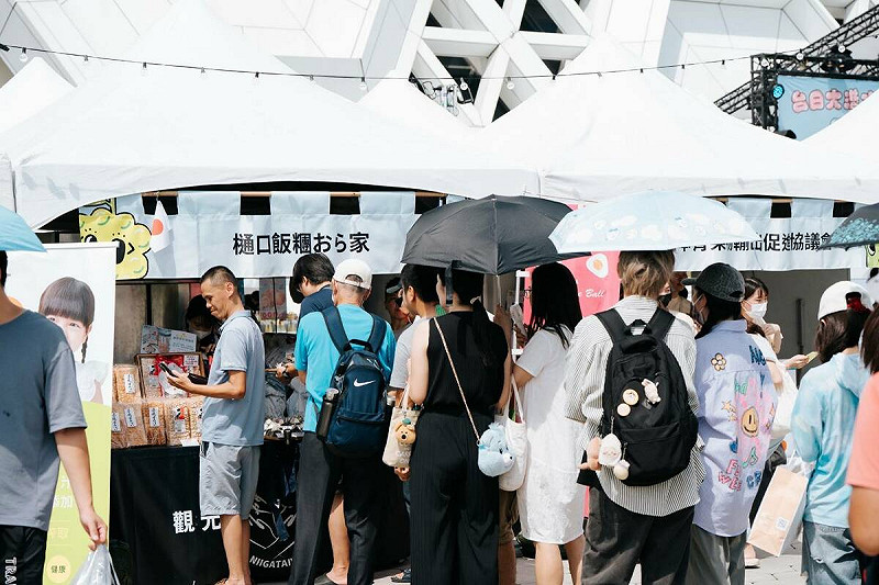 台日鮮果與創意甜點攤位前大排長龍。 圖:高雄市行國處/提供