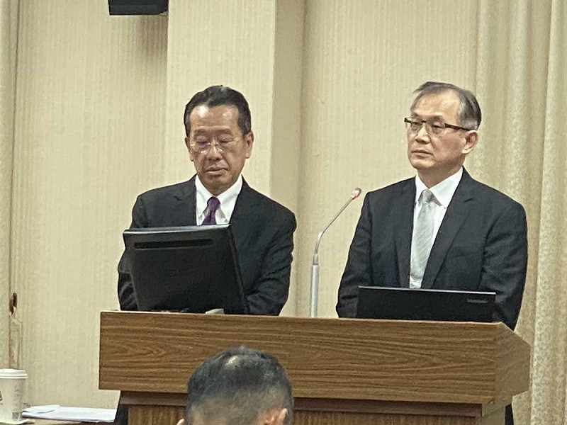 國防部長顧立雄與採購室主任趙亞平中將(右)   圖：林朝億/攝