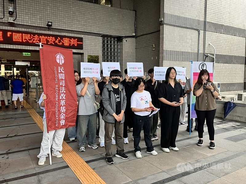 高雄地方檢察署111年發布破獲詐團誘騙打工新聞，事後遭潘姓男子控新聞影像未完整去識別化，導致他受虐待並聲請國賠；高雄地方法院28日一審宣判，認定雄檢未違反偵查不公開，駁回潘男請求。民間司法改革基金會等多個團體到雄檢舉行記者會，提出訴求。中央社記者張已亷攝　114年7月28日   