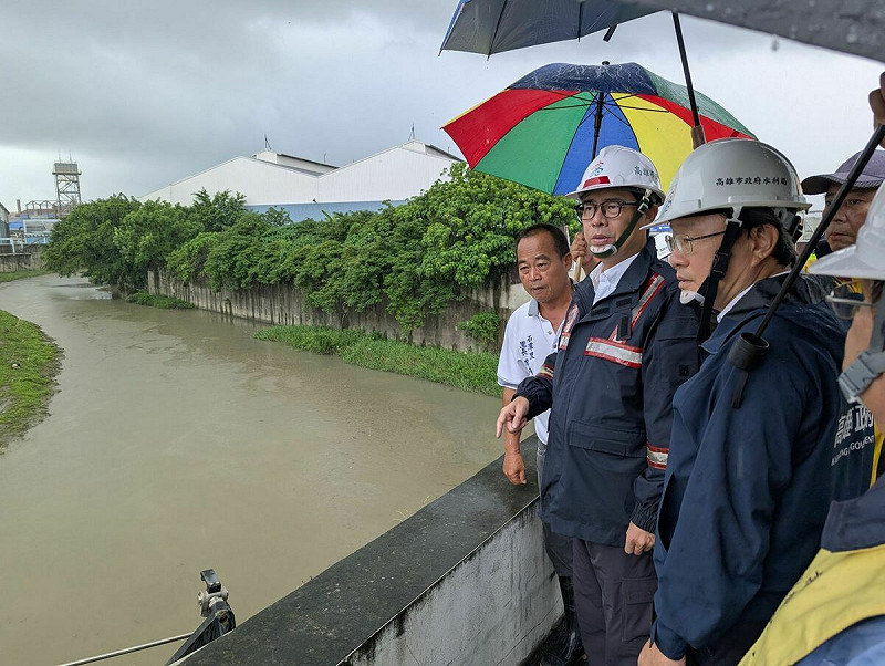 陳其邁(右二)實地視察抽水站整備情形。   圖：高雄市水利局/提供