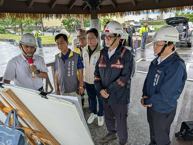 陳其邁(右二)視察橋頭區芋寮滯洪池第三、四期工程規劃設計進度。 圖:高雄市水利局/提供