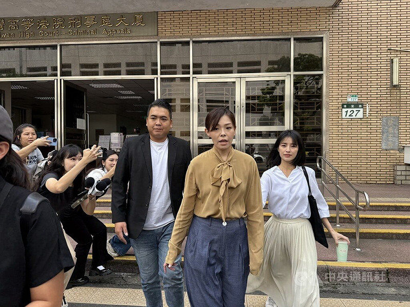 停職中新竹市長高虹安(前中)立委任內涉詐領助理費案,28日赴台灣高等法院出庭,面對媒體提問,僅回覆謝謝。中央社記者劉世怡攝 114年7月28日