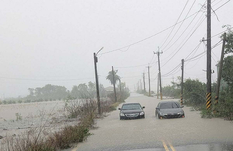 國民黨立委王育敏分享立委於嘉義考察期間，遭逢大雨淹水，導致車輛半路拋錨的狀況。   圖：擷取自王育敏臉書