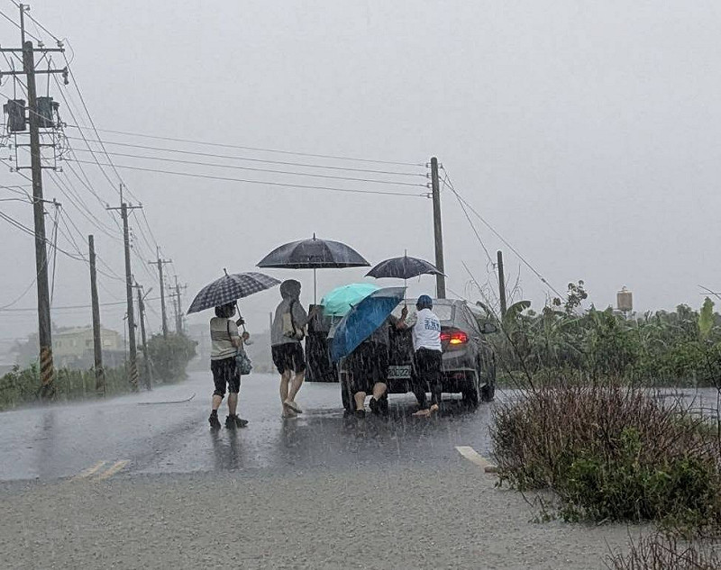 國民黨立委王育敏分享立委於嘉義考察期間，遭逢大雨淹水，導致車輛半路拋錨的狀況。   圖：擷取自王育敏臉書