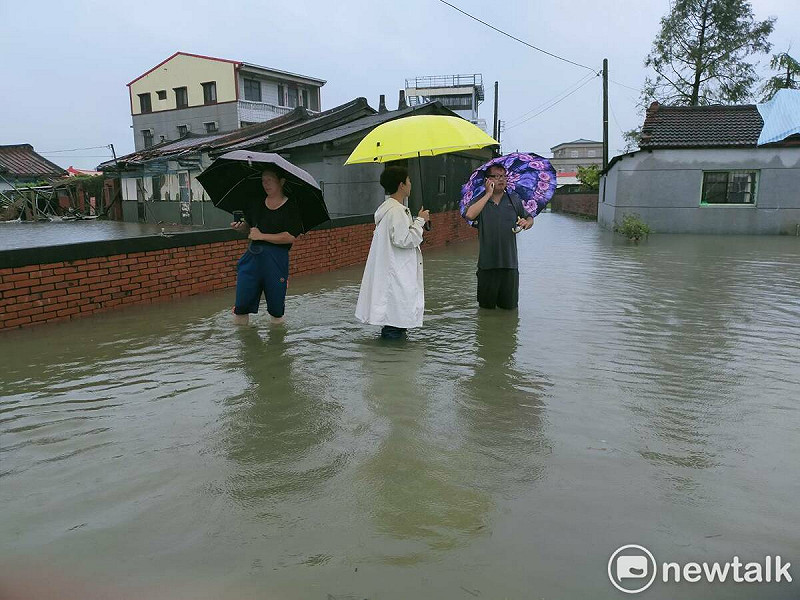 嘉南地區受西南風和低壓帶影響，今日凌晨起雨勢猛烈，台南後壁區傳出災情，陳亭妃等民代立刻前往關心時，發現馬路、稻田皆成了一片汪洋，水深近腰，許多民眾受困家中，。   圖：翻攝陳亭妃臉書