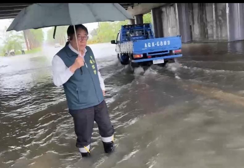上午傳出災情後，台南市長黃偉哲獲報後立即趕赴現場，實地瞭解災情，並即時宣布後壁區停止上班上課，以維護市民安全。   圖：台南市政府提供