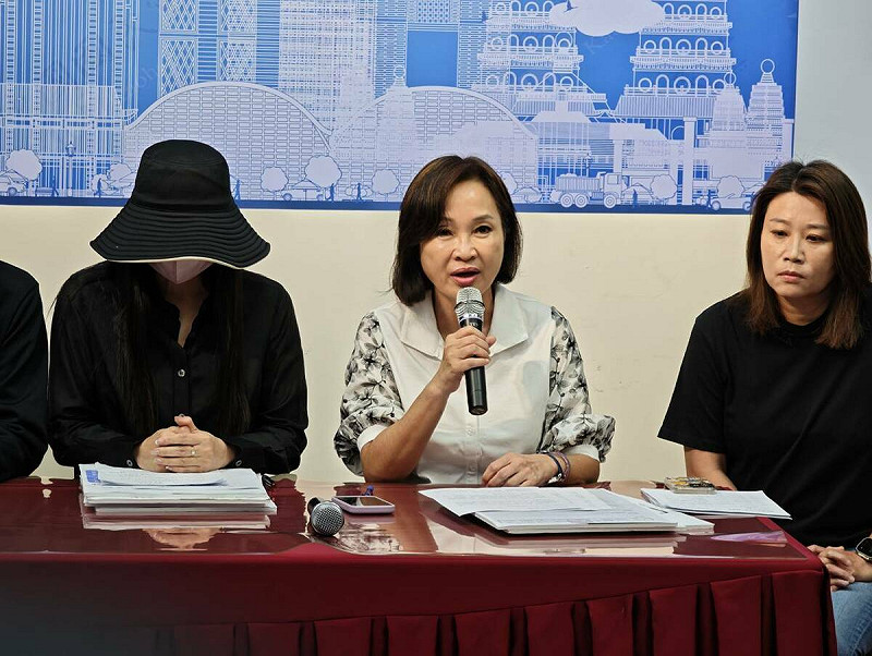 柯志恩(中)陪同受害人家屬(左)召開記者會。   圖：高雄市議會國民黨團/提供
