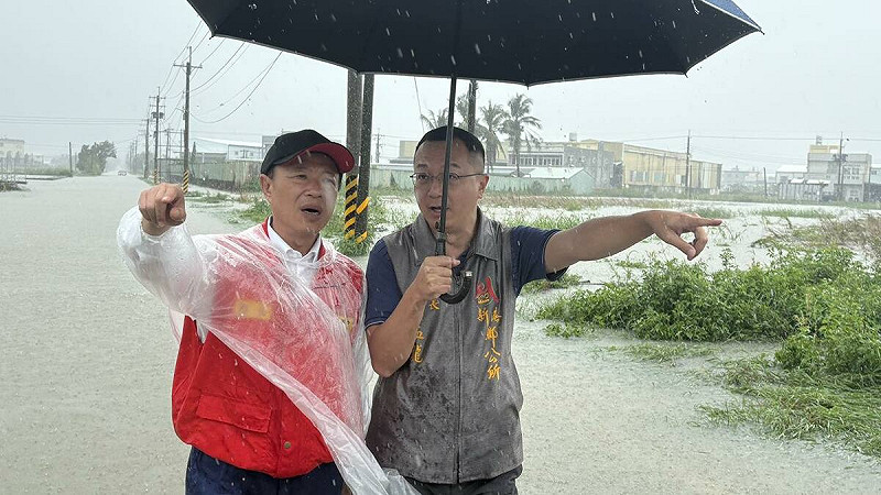 嘉義縣長翁章梁稍早勘災時表示，整夜都在關注豪雨狀況，但公布時的確許多縣民已經出門，造成不便請大家體諒   圖：取自翁章梁臉書